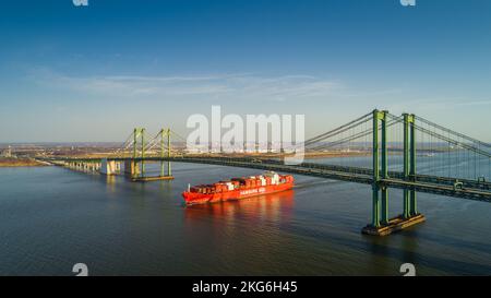 Luftaufnahme eines Frachtschiffes unter der Delaware Memorial Bridge in New Castle, Amerika Stockfoto