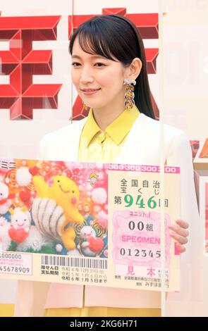 Tokio, Japan. 22.. November 2022. Die japanische Schauspielerin Riho Yoshioka nimmt am Dienstag, dem 22. November 2022, an einer Werbeveranstaltung der Jumbo-Lotterie zum Jahresende in Tokio Teil, bei der die ersten Tickets verkauft werden. Tausende von Kunden standen in der Schlange, um Tickets zu kaufen, in der Hoffnung, ein Milliardär zu werden. Quelle: Yoshio Tsunoda/AFLO/Alamy Live News Stockfoto