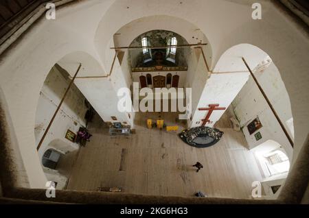 Juli 2021 - Kiy Island. Im Inneren der weißen Steinkathedrale. Heiliges Kloster auf Kiy Island. Russland, Region Archangelsk Stockfoto