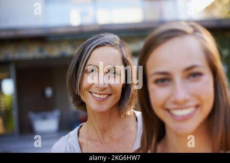 Sie ist stolz auf ihre Tochter. Porträt einer Mutter und ihrer erwachsenen Tochter. Stockfoto