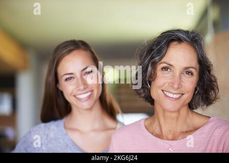 Ich lernte alles von meiner Mutter. Porträt einer schönen Mutter und Tochter, die in ihrem Haus stehen. Stockfoto