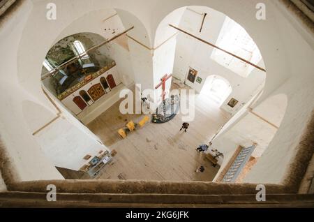 Juli 2021 - Kiy Island. Im Inneren der weißen Steinkathedrale. Heiliges Kloster auf Kiy Island. Russland, Region Archangelsk Stockfoto