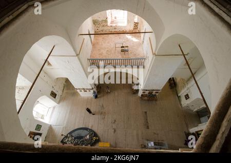 Juli 2021 - Kiy Island. Im Inneren der weißen Steinkathedrale. Heiliges Kloster auf Kiy Island. Russland, Region Archangelsk Stockfoto