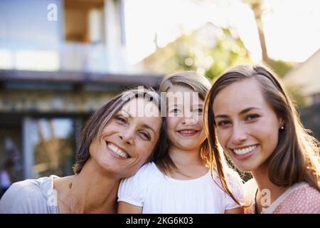 Drei Generationen von Mädchenpower. Porträt von drei Generationen der Familie. Stockfoto