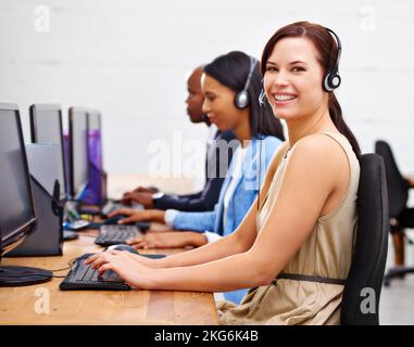 Waren online 247. Kundendienstmitarbeiter in einem Callcenter. Stockfoto