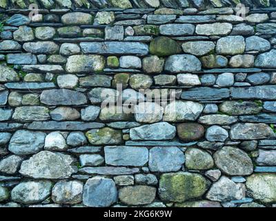 Attraktive Trockenwand aus flachem Schiefer und Steinen, Fell Foot Farm, Cumbria, England, Großbritannien Stockfoto