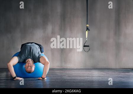 Seinen Körper bauen. Ein Mann, der im Fitnessstudio trainiert. Stockfoto