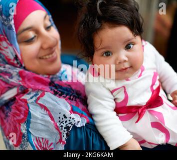 Shes ein wenig liebenswert handfull. Eine muslimische Mutter und ihr kleines Mädchen. Stockfoto