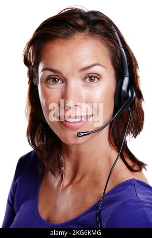 Glücklicher Vertriebsmitarbeiter. Nahaufnahme eines attraktiven Frauenporträts in ihrer 30s-er Person, das mit einem Headset auf die Kamera lächelt. Stockfoto