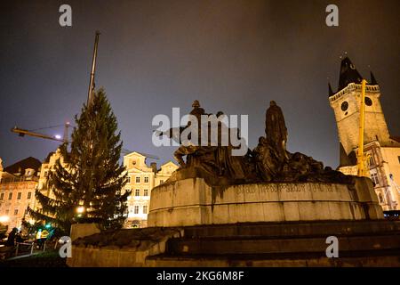 Prag, Tschechische Republik. 22.. November 2022. Am 22. November 2022 installieren Spezialisten den Prager Weihnachtsbaum auf dem Altstädter Ring in Prag, Tschechien. Die Norwegenfichte (Picea abies) ist etwa 25 Meter hoch und 58 Jahre alt. Kredit: Roman Vondrous/CTK Foto/Alamy Live Nachrichten Stockfoto