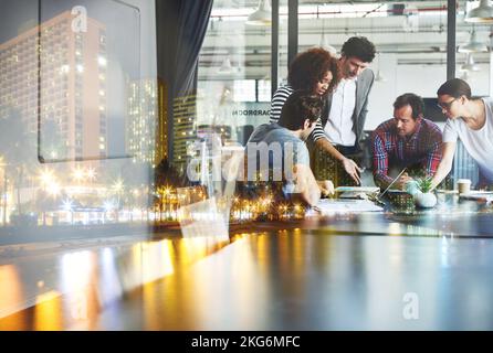 In den Nitty Gritty kommen. Mehrere Aufnahmen eines Geschäftstreffens über einer Stadt. Stockfoto