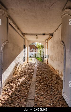 Kleiner Pfad in der mittelalterlichen Stadt Ribe in Dänemark Stockfoto