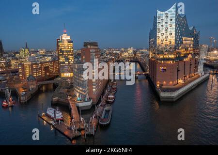 Nächtliche Luftaufnahme des Sandtorhöft-Piers in hamburgs hafencity mit Elbphilharmonie Stockfoto