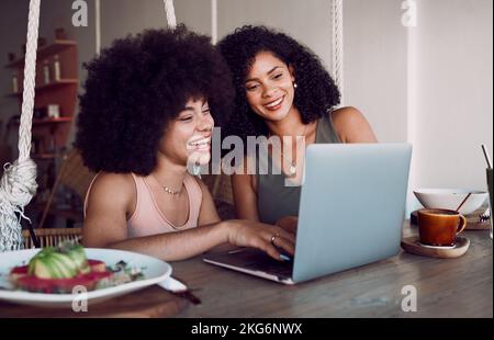 Freundinnen, Laptop- und Webdesignerinnen im Coffee Shop arbeiten an digitaler Planung, Partnerschaft und Website ux Collaboration. Digitales Marketing-Team Stockfoto