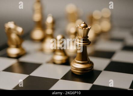 Golden King Schach steht vor dem Spiel. Konzeptführungs-Strategiegeschäft. Stockfoto