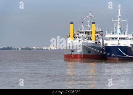 Zwei große Schiffe haben im Hafen angedockt. Stockfoto