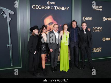 Los Angeles, USA. 21.. November 2022. (L-R) GEORGE & TAMMY Darsteller - Kelly McCormack, Vivie Myrick, Pat Healy, Jessica Chastain, Michael Shannon und David Wilson Barnes bei der George & TAMMY Premiere von Showtime, die am Montag, 21. November 2022, in den Goya Studios in Los Angeles, CA, stattfand. (Foto: Sthanlee B. Mirador/Sipa USA) Quelle: SIPA USA/Alamy Live News Stockfoto