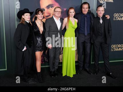 Los Angeles, USA. 21.. November 2022. (L-R) GEORGE & TAMMY Darsteller - Kelly McCormack, Vivie Myrick, Pat Healy, Jessica Chastain, Michael Shannon und David Wilson Barnes bei der George & TAMMY Premiere von Showtime, die am Montag, 21. November 2022, in den Goya Studios in Los Angeles, CA, stattfand. (Foto: Sthanlee B. Mirador/Sipa USA) Quelle: SIPA USA/Alamy Live News Stockfoto