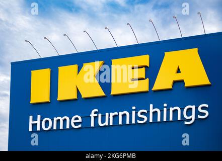 IKEA-Schild hängt am Ladengebäude in Vancouver, BC, Kanada. Ikea wurde 1943 in Schweden gegründet und ist der weltweit größte Einzelhändler für Fertigprodukte Stockfoto