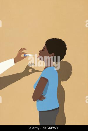 Arzteinführung des Thermometers in den offenen Mund einer Patientin Stockfoto