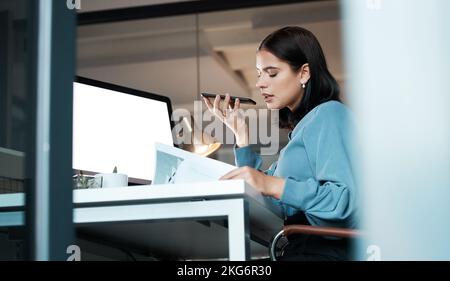 Geschäftsfrau, Telefon- und Sprachaufzeichnung im Büro für Kommunikation, Diskussion oder Marketingidee. Weibliche Angestellte, die ein Unternehmen hat Stockfoto