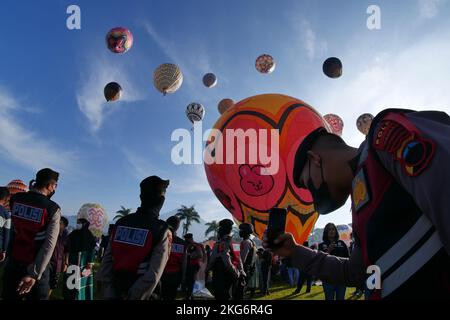 Die indonesische Polizei fotografiert die Ballonveranstaltung Stockfoto