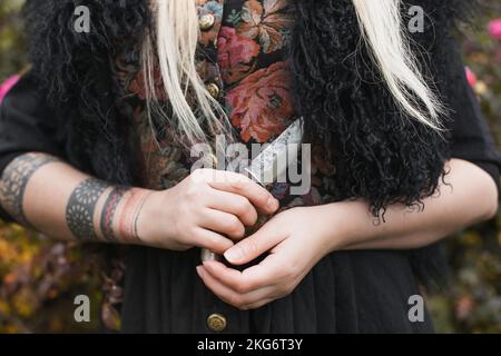 Nahaufnahme Frau mit Messer Konzeptfoto Stockfoto