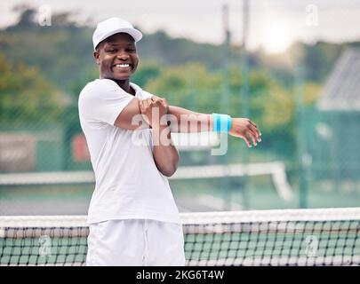 Schwarzer Mann, auf dem Platz und Stretching vor dem Tennisspiel, Lächeln und üben für Wellness, Gesundheit und glückliche Outdoor. Porträt, afroamerikanischer Mann oder Stockfoto