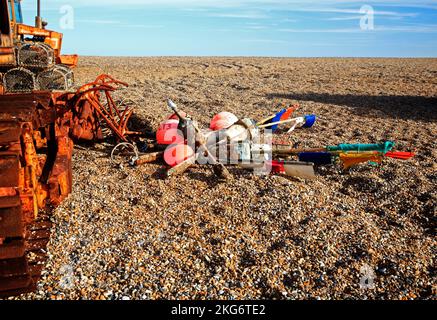 Gewerbliche Fischereiausrüstung, die am Strand oberhalb des High Watermark an der Nordnorfolkküste in Cley-Next-the-Sea, Norfolk, England, Großbritannien gelagert wird. Stockfoto