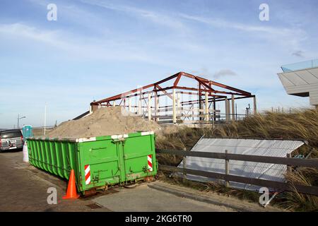 Skelettrahmen, gerahmte Struktur eines Hauses, das in den Dünen gebaut wird. Stahlbalken, mit Sand springen. Marramgras, Sandhaufen. Herbst November Niederlande Stockfoto