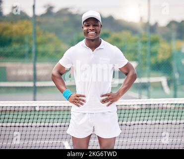 Fitness, Tennis und Porträt eines schwarzen Mannes auf dem Platz bereit für Outdoor-Training oder ein Spiel. Sport, Turnier und junger afrikanischer Athlet stehen Stockfoto