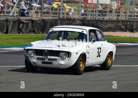 Bernado Hartogs, will Nuthall, Alfa Romeo GTA, Sixties Touring Car Challenge mit U2TC für Under Two Liter Touring Cars, nach einem rollenden Start, ein Stockfoto