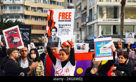 Izmir, Türkei. 19.. November 2022. Die iranische Bevölkerung in Izmir, insbesondere Frauen und Frauenorganisationen, protestierten am 13. September gegen den Tod von Mahsa Amini durch die Moralpolizei im Iran. Der 22-jährige Mahsa Amini wurde an einer U-Bahnstation in Teheran verhaftet und beschuldigt, moralische Gesetze verletzt zu haben. Amini fiel nach der Inhaftierung ins Koma, wurde ins Krankenhaus eingeliefert und starb am 16. September. Als Reaktion auf den Tod von Mahsa Amini hat sich eine Reihe von Protesten im Iran und weltweit immer noch fortgesetzt. (Foto von Idil Toffolo/Pacific Press) Quelle: Pacific Press Media Production Corp./Alamy Live News Stockfoto