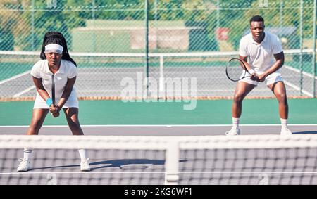 Tennis, Teamarbeit und Portrait eines schwarzen Paares auf dem Platz für Spiel, Spiel oder Wettkampf. Sport, Fitness und Doppel-Partner, Tennisspieler und Mann Stockfoto