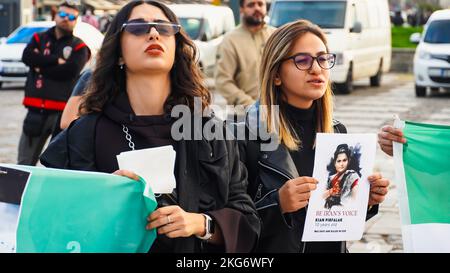 Izmir, Türkei. 19.. November 2022. Die iranische Bevölkerung in Izmir, insbesondere Frauen und Frauenorganisationen, protestierten am 13. September gegen den Tod von Mahsa Amini durch die Moralpolizei im Iran. Der 22-jährige Mahsa Amini wurde an einer U-Bahnstation in Teheran verhaftet und beschuldigt, moralische Gesetze verletzt zu haben. Amini fiel nach der Inhaftierung ins Koma, wurde ins Krankenhaus eingeliefert und starb am 16. September. Als Reaktion auf den Tod von Mahsa Amini hat sich eine Reihe von Protesten im Iran und weltweit immer noch fortgesetzt. (Foto von Idil Toffolo/Pacific Press) Quelle: Pacific Press Media Production Corp./Alamy Live News Stockfoto