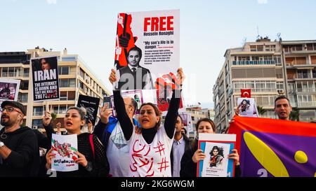 Izmir, Türkei. 19.. November 2022. Die iranische Bevölkerung in Izmir, insbesondere Frauen und Frauenorganisationen, protestierten am 13. September gegen den Tod von Mahsa Amini durch die Moralpolizei im Iran. Der 22-jährige Mahsa Amini wurde an einer U-Bahnstation in Teheran verhaftet und beschuldigt, moralische Gesetze verletzt zu haben. Amini fiel nach der Inhaftierung ins Koma, wurde ins Krankenhaus eingeliefert und starb am 16. September. Als Reaktion auf den Tod von Mahsa Amini hat sich eine Reihe von Protesten im Iran und weltweit immer noch fortgesetzt. (Foto von Idil Toffolo/Pacific Press) Quelle: Pacific Press Media Production Corp./Alamy Live News Stockfoto