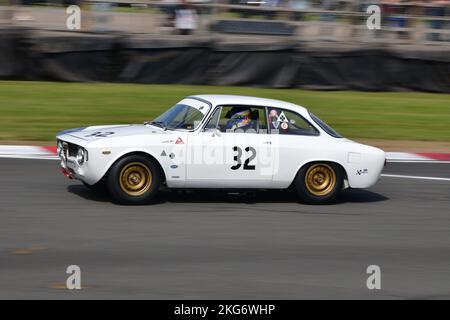 Bernado Hartogs, will Nuthall, Alfa Romeo GTA, Sixties Touring Car Challenge mit U2TC für Under Two Liter Touring Cars, nach einem rollenden Start, ein Stockfoto