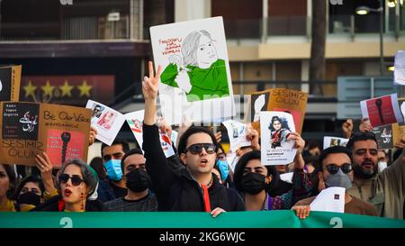 Izmir, Türkei. 19.. November 2022. Die iranische Bevölkerung in Izmir, insbesondere Frauen und Frauenorganisationen, protestierten am 13. September gegen den Tod von Mahsa Amini durch die Moralpolizei im Iran. Der 22-jährige Mahsa Amini wurde an einer U-Bahnstation in Teheran verhaftet und beschuldigt, moralische Gesetze verletzt zu haben. Amini fiel nach der Inhaftierung ins Koma, wurde ins Krankenhaus eingeliefert und starb am 16. September. Als Reaktion auf den Tod von Mahsa Amini hat sich eine Reihe von Protesten im Iran und weltweit immer noch fortgesetzt. (Foto von Idil Toffolo/Pacific Press) Quelle: Pacific Press Media Production Corp./Alamy Live News Stockfoto