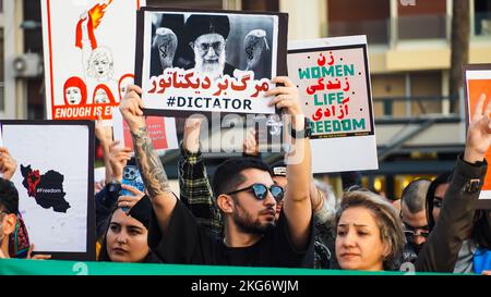 Izmir, Türkei. 19.. November 2022. Die iranische Bevölkerung in Izmir, insbesondere Frauen und Frauenorganisationen, protestierten am 13. September gegen den Tod von Mahsa Amini durch die Moralpolizei im Iran. Der 22-jährige Mahsa Amini wurde an einer U-Bahnstation in Teheran verhaftet und beschuldigt, moralische Gesetze verletzt zu haben. Amini fiel nach der Inhaftierung ins Koma, wurde ins Krankenhaus eingeliefert und starb am 16. September. Als Reaktion auf den Tod von Mahsa Amini hat sich eine Reihe von Protesten im Iran und weltweit immer noch fortgesetzt. (Foto von Idil Toffolo/Pacific Press) Quelle: Pacific Press Media Production Corp./Alamy Live News Stockfoto