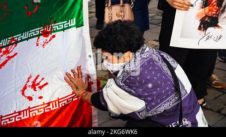 Izmir, Türkei. 19.. November 2022. Die iranische Bevölkerung in Izmir, insbesondere Frauen und Frauenorganisationen, protestierten am 13. September gegen den Tod von Mahsa Amini durch die Moralpolizei im Iran. Der 22-jährige Mahsa Amini wurde an einer U-Bahnstation in Teheran verhaftet und beschuldigt, moralische Gesetze verletzt zu haben. Amini fiel nach der Inhaftierung ins Koma, wurde ins Krankenhaus eingeliefert und starb am 16. September. Als Reaktion auf den Tod von Mahsa Amini hat sich eine Reihe von Protesten im Iran und weltweit immer noch fortgesetzt. (Foto von Idil Toffolo/Pacific Press) Quelle: Pacific Press Media Production Corp./Alamy Live News Stockfoto