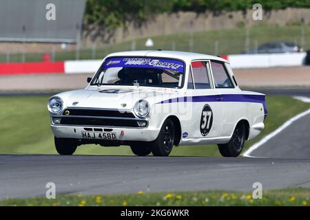 Mike Gardiner, Josh Cook, Ford Lotus Cortina, Sixties Touring Car Challenge mit U2TC für Under Two Liter Touring Cars, nach einem rollenden Start, a s Stockfoto