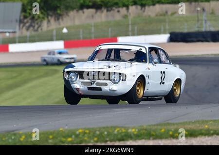 Bernado Hartogs, will Nuthall, Alfa Romeo GTA, Sixties Touring Car Challenge mit U2TC für Under Two Liter Touring Cars, nach einem rollenden Start, ein Stockfoto