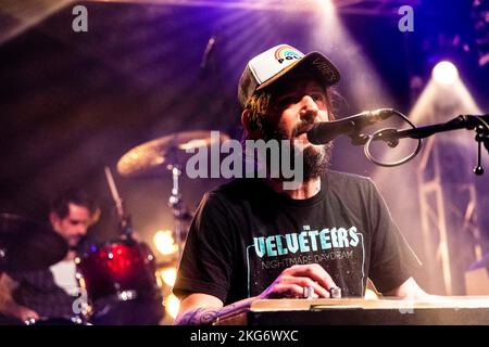 Mailand, Italien. 15.. November 2022. MAILAND, ITALIEN - 15. NOVEMBER: Ben Bridwell von Band of Horses tritt am 15. November 2022 im Circolo Magnolia Segrate in Mailand, Italien, auf. (Foto von Roberto Finizio/NurPhoto) Quelle: NurPhoto/Alamy Live News Stockfoto
