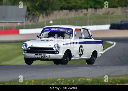 Mike Gardiner, Josh Cook, Ford Lotus Cortina, Sixties Touring Car Challenge mit U2TC für Under Two Liter Touring Cars, nach einem rollenden Start, a s Stockfoto