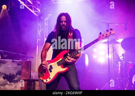 Mailand, Italien. 15.. November 2022. MAILAND, ITALIEN - 15. NOVEMBER: Matt Gentling von Band of Horses tritt am 15. November 2022 im Circolo Magnolia Segrate in Mailand, Italien, live auf. (Foto von Roberto Finizio/NurPhoto) Quelle: NurPhoto/Alamy Live News Stockfoto