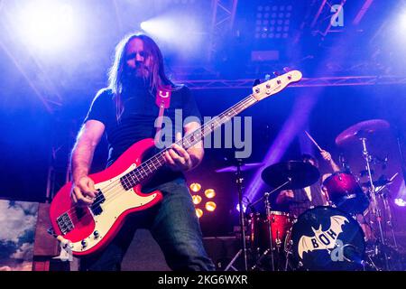 Mailand, Italien. 15.. November 2022. MAILAND, ITALIEN - 15. NOVEMBER: Matt Gentling von Band of Horses tritt am 15. November 2022 im Circolo Magnolia Segrate in Mailand, Italien, live auf. (Foto von Roberto Finizio/NurPhoto) Quelle: NurPhoto/Alamy Live News Stockfoto