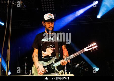Mailand, Italien. 15.. November 2022. MAILAND, ITALIEN - 15. NOVEMBER: Ben Bridwell von Band of Horses tritt am 15. November 2022 im Circolo Magnolia Segrate in Mailand, Italien, auf. (Foto von Roberto Finizio/NurPhoto) Quelle: NurPhoto/Alamy Live News Stockfoto