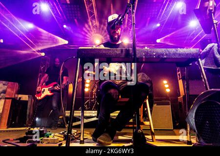 Mailand, Italien. 15.. November 2022. MAILAND, ITALIEN - 15. NOVEMBER: Ben Bridwell von Band of Horses tritt am 15. November 2022 im Circolo Magnolia Segrate in Mailand, Italien, auf. (Foto von Roberto Finizio/NurPhoto) Quelle: NurPhoto/Alamy Live News Stockfoto