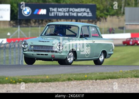 Mark Burton, Ford Lotus Cortina, Sixties Touring Car Challenge mit U2TC für unter zwei Liter Touring Cars, nach einem rollenden Start, einem sechzig-minütigen e Stockfoto