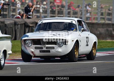 Bernado Hartogs, will Nuthall, Alfa Romeo GTA, Sixties Touring Car Challenge mit U2TC für Under Two Liter Touring Cars, nach einem rollenden Start, ein Stockfoto